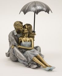 Figurka páru s deštníkem